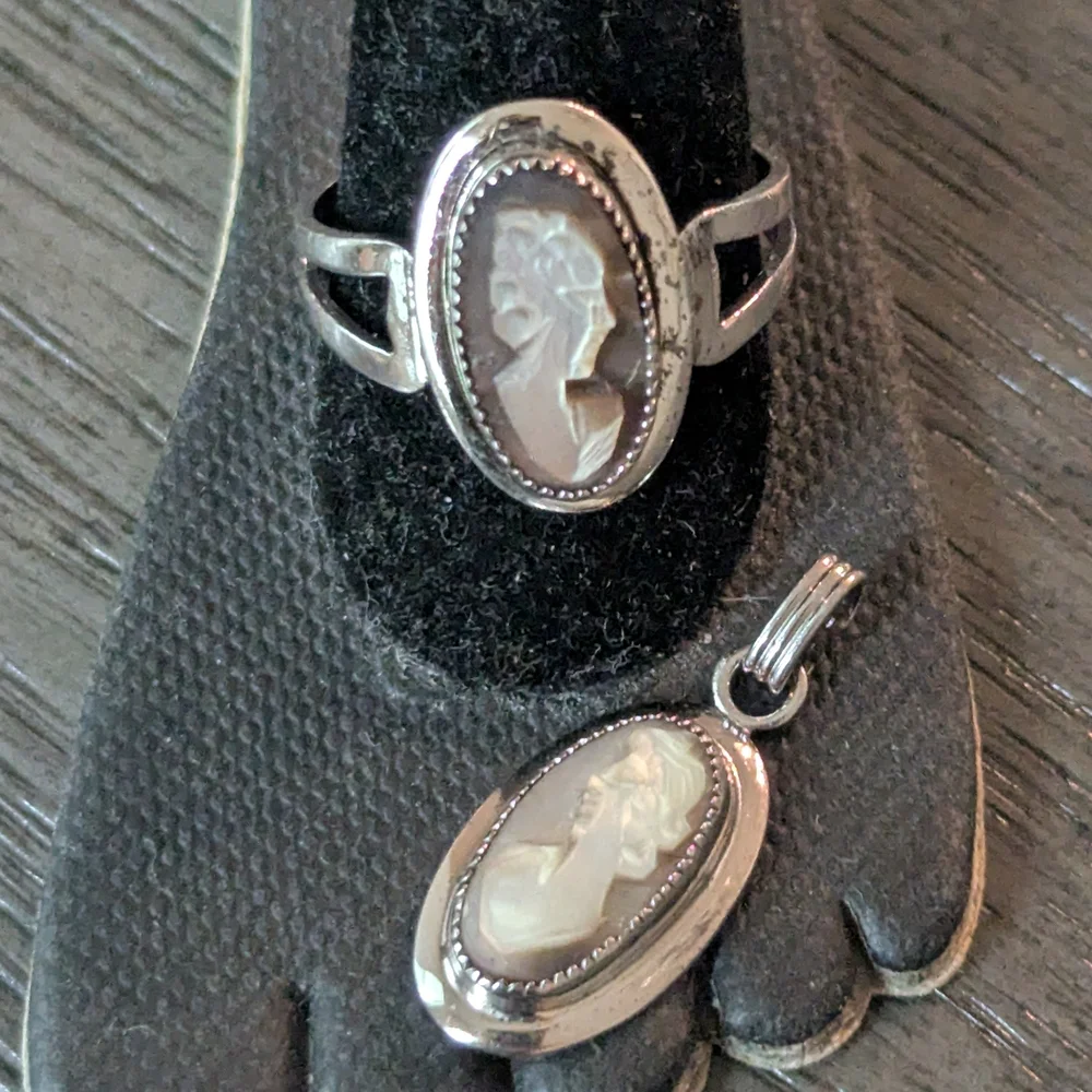 Vintage "Sarah Coventry" Cameo Sterling Marked Ring & Pendant Set - Picture 7 of 7